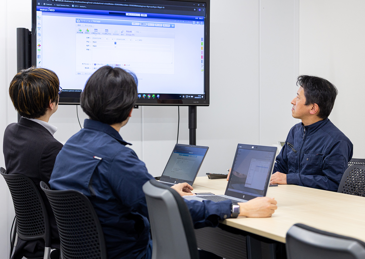 大型モニターでのプレゼン・ミーティング