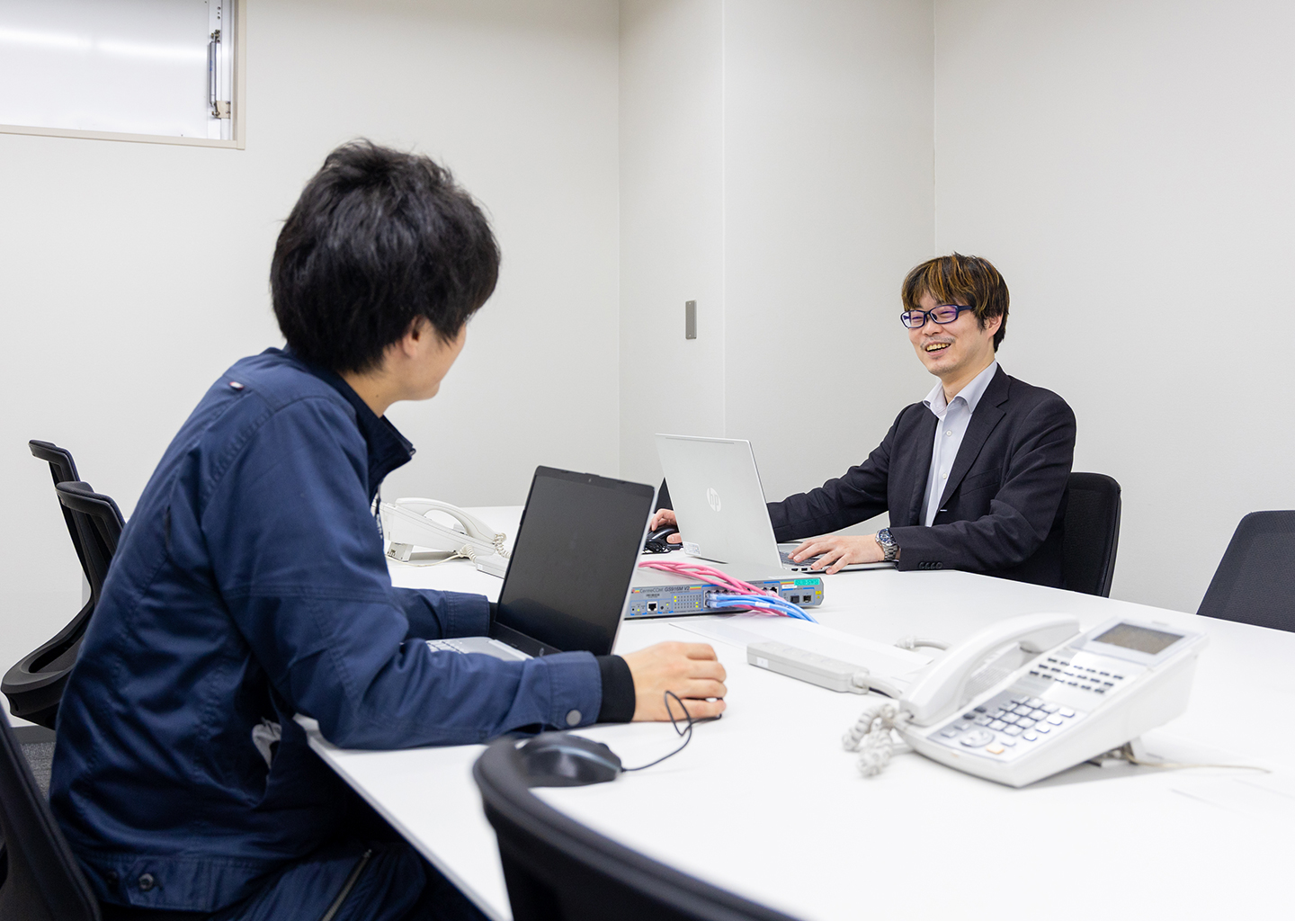 リラックスした打ち合わせ風景